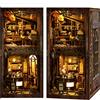 LUMYCE Kit Book Nook DIY per Adulti Casa in Miniatura con Luci LED da Montare, Modellismo 3D Creativo per Decorare Librerie - Regalo Originale per Appassionati di Fai da Te