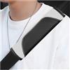 povtii 2 coperture per Cintura di Sicurezza Auto, in Fibra di Carbonio, Imbottiture per Cinture di Sicurezza, per Proteggere Collo e Spalle, Accessori universali per Auto (Nero + Bianco)