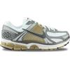 Nike FJ4151-006 Zoom Vomero 5 Uomo, Mtlc Pewter/Medium Ash-Parachute Beige EU 45.5