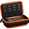 Casemaster Plazma Plus, Custodia per 3 Freccette con Punta Morbida e in Acciaio, con Grande Tasca Frontale per dispositivi mobili, Tubo di stoccaggio Integrato e Tasche per voli, Punte, Alberi e
