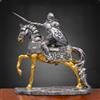 Figura equestre di un cavaliere con finitura anticata, cavallo corazzato, lucido