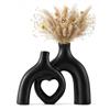 Eachave aso in ceramica con cuore, decorazione moderna, nero | Vaso scultura nero con due aperture e cuore traforato, per fiori, pampas, mensola e centrotavola