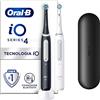 Oral-B Spazzolino Elettrico Ricaricabile iO 4 Nero e Bianco, 2 Testine Di Ricambio, 1 Custodia Da Viaggio, Confezione Doppia. 2 Spazzolini