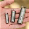 Tiartisan Titanium Mini EDC Tools Bottiglia di medicina sigillata portatile Scatola per pillole per esterni per la casa Contenitore per pillole in titanio impermeabile