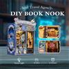CUTEBEE Kit per angolo libro Kit per casa in miniatura Casa delle bambole in legno con inserto per libreria a luce LED Agenzia di viaggio per l'anima per la decorazione domestica