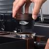 IKAPE Distributore di gravità in legno per caffè espresso IKAPE, adatto ai portafiltri da 51/54/58 mm, distributore di caffè in noce con base di rivestimento in PVD in titanio