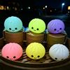 Bandai Luce Notturna LED a Forma di Panino al Vapore Kawaii, Lampada Decorativa in Silicone Morbido a Forma di Raviolo con Cambio Colore, Regalo per Bambini