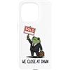 Funny Frog Meme Real Estate Humor Gifts Custodia per iPhone 15 Pro We Close At Dawn Broker Funny Frog Meme Agenti Immobiliari