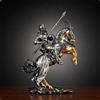 Figura equestre di un cavaliere con finitura anticata, cavallo corazzato, lucido