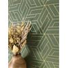 Newroom carta da parati verde a rombi per camera da letto e soggiorno | design esagonale con linee metalliche dorate, stile art deco, struttura tessile, carta da parati tnt, corridoio