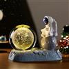 KINGGOO Sfera di Cristallo 3D con Motivo Spaziale, Luce Notturna per Bambini con Base Astronauta, Lampada LED Fantasia Galattica con Sistema Solare, Decorazione Moderna per Camera da Letto. (Luna)