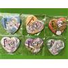 NESSUNA MARCA Attack on Titan Set distintivo in latta a forma di cuore Kyoto Limited Eren...