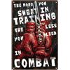 SUPERDANT Targa in metallo con guantoni da boxe, con scritta in lingua inglese The More You Sweat In The Less You Bleed in Combat, in metallo, divertente, decorazione vintage per uomo, camera da