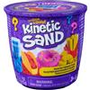 Kinetic Sand - Snack Surprise con 113 g di Sabbia Colorata e Due Accessori per Gioco di Ruolo a Sorpresa per Il Gioco di Sabbia Indoor, per Bambini dai 3 Anni in su