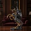 Figura equestre di un cavaliere con finitura anticata, cavallo corazzato, lucido