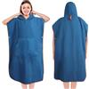 Jokisa Poncho da nuoto in microfibra per donne e uomini, ultraleggero e ad asciugatura rapida, poncho da surf in microfibra a doppio colore anche come ausilio per il cambio in spiaggia(110 * 74 cm)