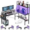 iSunirm Scrivania da gioco forma di L con prese di corrente e luci a LED, piccola scrivania angolare per computer con supporto per monitor e ripiano portaoggetti, borsa portaoggetti, Nero