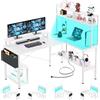 iSunirm Scrivania da gioco forma di L con prese di corrente e luci a LED, piccola scrivania angolare per computer con supporto per monitor e ripiano portaoggetti, borsa portaoggetti, Bianco