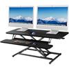 ERGOMAKER Convertitore da scrivania in piedi, altezza regolabile 106 cm, con ampio vassoio per tastiera, alzata per scrivania per doppio monitor, nero
