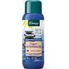 Kneipp Schiuma aromatica per il relax profondo, additivo per il bagno con prezioso estratto di legno di sandalo e olio essenziale di patchouli, nutriente e rilassante, 400 ml