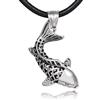 DonDon Collana da uomo in pelle, 50 cm, con ciondolo a forma di pesce fortunato Koi in acciaio inox in sacchetto di velluto