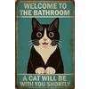 Generic Targa da parete per bagno, divertente, vintage, con scritta in lingua inglese Welcome To The Bathroom A Cat Will Be With You Shortly, in metallo nero, per bagno o toilette, stile retrò, 20,3 x 30,5