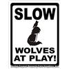 Inga Slow Wolves At Play Segno divertente regalo per gli amanti del lupo. Cartello in metallo con scritta in inglese Yard, 20,3 x 30,5 cm