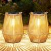 OUTONLIFE Set da 2 Lanterne Solari da Esterno in Rattan, Sospese o da Terra, LED Impermeabili con Accensione/Spegnimento Automatico, Fatte a Mano, Decorative per Giardino e Terrazza