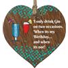 Stuff4 Cuore in legno da appendere con scritta I Only Drink Gin in , set regalo - cuori in legno scuro, divertente regalo di compleanno, da appendere intorno a un gin miniature gin, set regalo, targhette