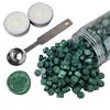 AMTOL - 300 perline di ceralacca con 2 candele bianche e 1 cucchiaio per sciogliere la cera, ideale per inviti di nozze, buste per biglietti, confezioni regalo (Verde pino)