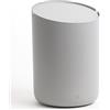 Kazai. Cestino Bagno Piccolo 'Tove' - 1,5L | Esclusivo Mini Cestino di Design da Berlino | Pattumiera da Tavolo per Bagno, Cucina & Scrivania | Antiscivolo, Secchio Interno | Grigio chiaro