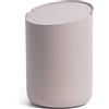 Kazai. Cestino Bagno Piccolo 'Tove' - 1,5L | Esclusivo Mini Cestino di Design da Berlino | Pattumiera da Tavolo per Bagno, Cucina & Scrivania | Antiscivolo, Secchio Interno | Taupe