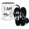 WALLFID I Am 49 + 1,Regalo 50 Anni Uomo,Regalo Divertente Per Donna 50 Anni,Idea Creativa Ad Amici Fratelli Anziani,Occasione Di Compleanno O Natale,Tazza E Calzini Set