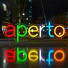 Lxmoneon Insegne luminose aperto, Insegna LED aperta, luce notturna al neon a LED per negozio bar ristorante caffetteria, insegna USB al neon aperta da appendere per porta e finestra (colore)