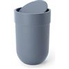 Umbra Touch Cestino con Coperchio, 6 Litri, Blu ardesia | Linee curve, design compatto, adatta a bagno e ufficio, plastica riciclata