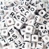YuSheng 300 perline cubiche in acrilico, 10 x 10 mm, con lettere dell'alfabeto dalla A alla Z, miste, in plastica, per la creazione di gioielli, bracciali, collane, portachiavi (bianco)