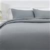 Amazon Basics Set copripiumino Matrimoniale in microfibra, 3 pezzi, copripiumino da 240 x 220 cm e 2 federe da 50 x 80 cm, grigio scuro, a righe