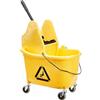 Amazon Basics Secchio per mocio Kentucky, rettangolare, con ruote resistenti e strizzatore a pressione verso il basso, 35 qt, giallo