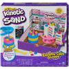 Kinetic Sand, Playset Torte Arcobaleno, 680g, Sabbia Cinetica Bambini, 3+ | Profumo Di Vaniglia, Sabbia Gialla Rosa Blu e Bianca, 10 Attrezzi Da Cucina, Alzata Per Torta, Motricità Fine