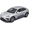 Burago BBURAGO Porsche Macan Turbo Electric, Auto Diecast in Scala 1:24, Replica Dettagliata con Cofano e Porte Apribili, Licenza Ufficiale Porsche, Assortimento Casuale, Età Consigliata 3+ Anni