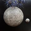 Lampade di Sale Store Lampada di Sale Himalayano Grigia scolpita a forma di Sfera 3-4 kg con luce calda e base in legno