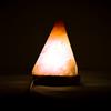Lampade di Sale Store Lampada di Sale Himalayano USB Rosa scolpita a forma di Piramide 500 g con luce Led RGB e base in legno