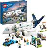 LEGO 60367 City Aereo Passeggeri, Grande Modellino di Aeroplano Giocattolo da Costruire con 9 Minifigure e Veicoli dell'Aeroporto: Autobus, Trattore Aeroportuale, Camion del Catering e Furgone Bagagli