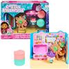 DREAMWORKS GABBY'S DOLLHOUSE Gabby's Dollhouse, Stanza Baby Box Craft-a-riffic con il personaggio gatto Baby Scatola, accessori, mobili e scatole con sorpresa, per bambini dai 3 anni in su