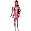 Barbie - Deluxe Style n. 6, bambola con abito rosa corallo metallizzato e capelli neri a coda, accessori come occhiali da sole, gioielli e borsa inclusi, giocattolo per bambini, 4+ anni, JFP41