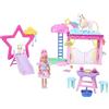 Barbie Un Tocco di Magia - Playset con bambola Chelsea e la piccola cavalla alata Pegaso, set con stalla, coniglietto e accessori inclusi, giocattolo per bambini, 3+ anni, JCW56
