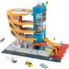 Matchbox - Centro Trasporti, playset con 5 piani di gioco, ascensore e cancelli, include un mini chiosco e tre veicoli, barca, elicottero e taxi, giocattolo per bambini, 3+ anni, HXL47
