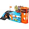 CARS - Garage Fluo di Cooper Canyon, playset Glow Racers a 2 piani con 3 auto luminose incluse, officina e ascensore funzionante, si illimuna al buio, giocattolo per bambini, 4+ anni, HPX75