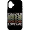 Someone Loves Me In US State Of Rhode Is Custodia per iPhone 16 Qualcuno nel Rhode Island mi ama State Retro Vintage