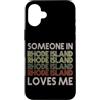 Someone Loves Me In US State Of Rhode Is Custodia per iPhone 16 Plus Qualcuno nel Rhode Island mi ama State Retro Vintage